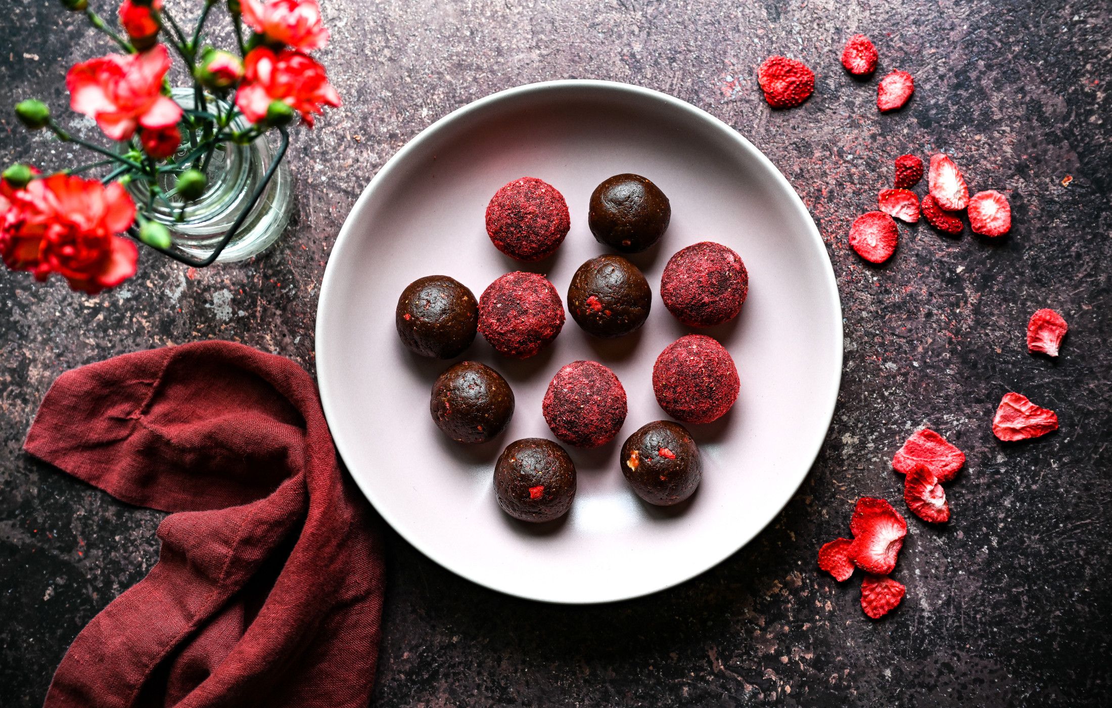 STRAWBERRY CHOCOLATE BLISS BALLS-1