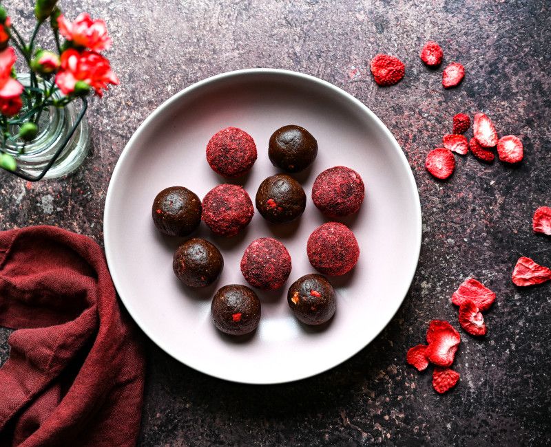 STRAWBERRY CHOCOLATE BLISS BALLS-1